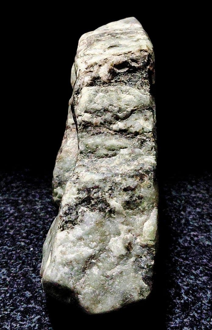 ★翡翠原石★青海川・硬玉【川ズレ・カット677ｇ】