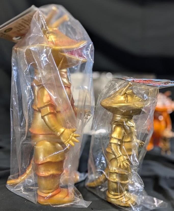 ジャイアントカネゴン＆ゴールド（ブルマァク復刻）未開封ソフビ他＋ビジュアル書籍