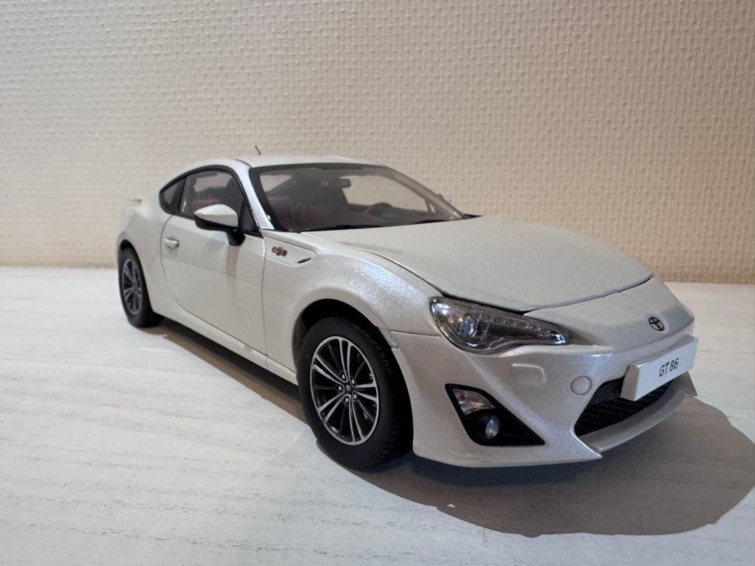 トヨタ86 ミニカー 白　 1/18