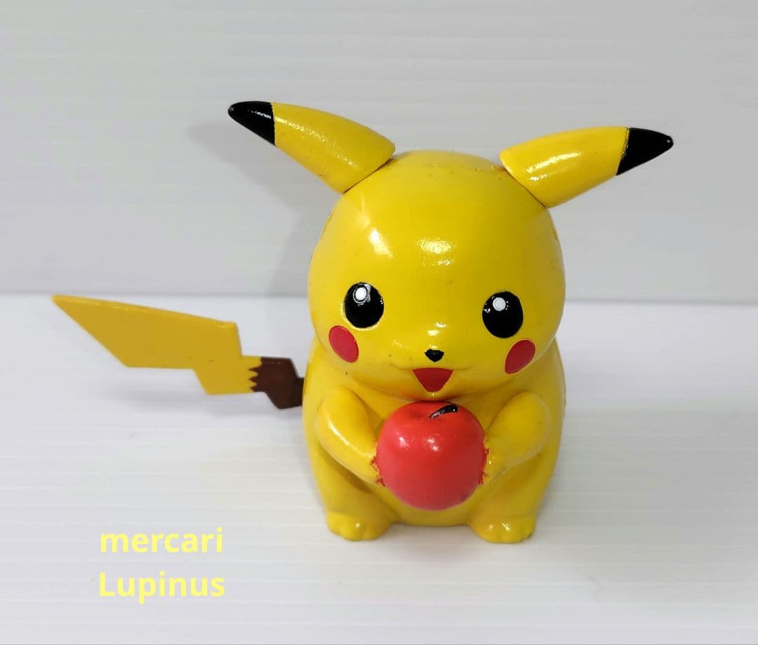 希少！　ポケモン　☆　ピカチュウ　リンゴを持った フィギュア