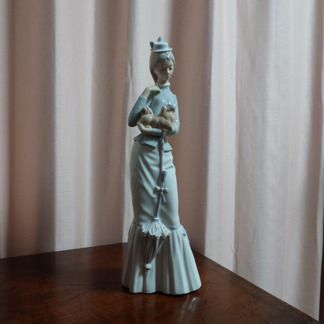 リヤドロ　青と白の陶器製女性像 子犬付き