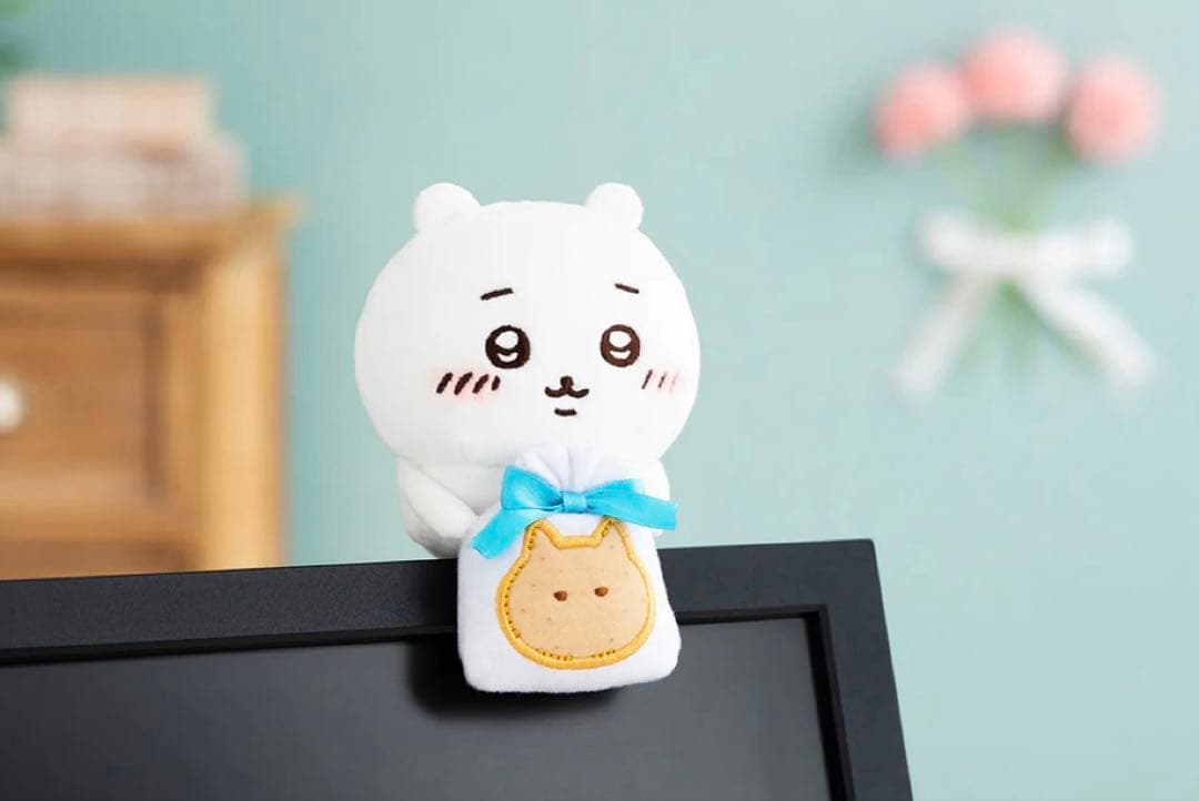 ちいかわデスクトップから見守 るひっかけぬいぐるみ （クッキーちいかわ)